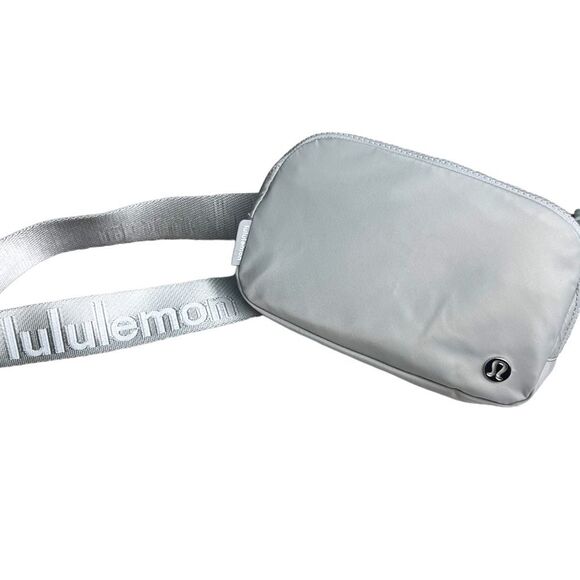 NEW! Hands-Free Lululemon 1L Belt Bag in Silver Drop & White (NWT) - Picture 4 of 16